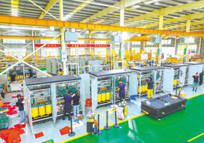 襄陽(yáng)工業(yè) 以綠色為底，以數(shù)字為翼，向新逐綠加速跑